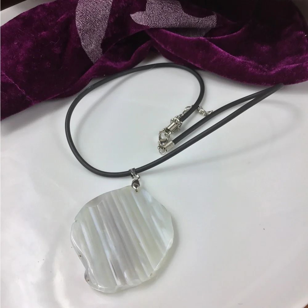 Elegant Women’s Agate Pendant Necklace
